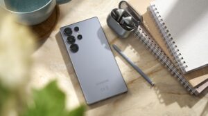 Samsung Galaxy S25-serien forenkler og forbedrer hverdagen gjennom intuitive, multimodale mobile AI-opplevelser drevet av optimaliserte fremskritt innen maskinvare og programvare.