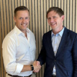 Lars Engbork og Filip Vanthöm håndhilser etter SuperOffices oppkjøp av i-Centrum