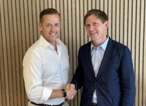 Lars Engbork og Filip Vanthöm håndhilser etter SuperOffices oppkjøp av i-Centrum