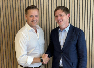 Lars Engbork och Filip Vanthöm skakar hand efter SuperOffice förvärv av i-Centrum