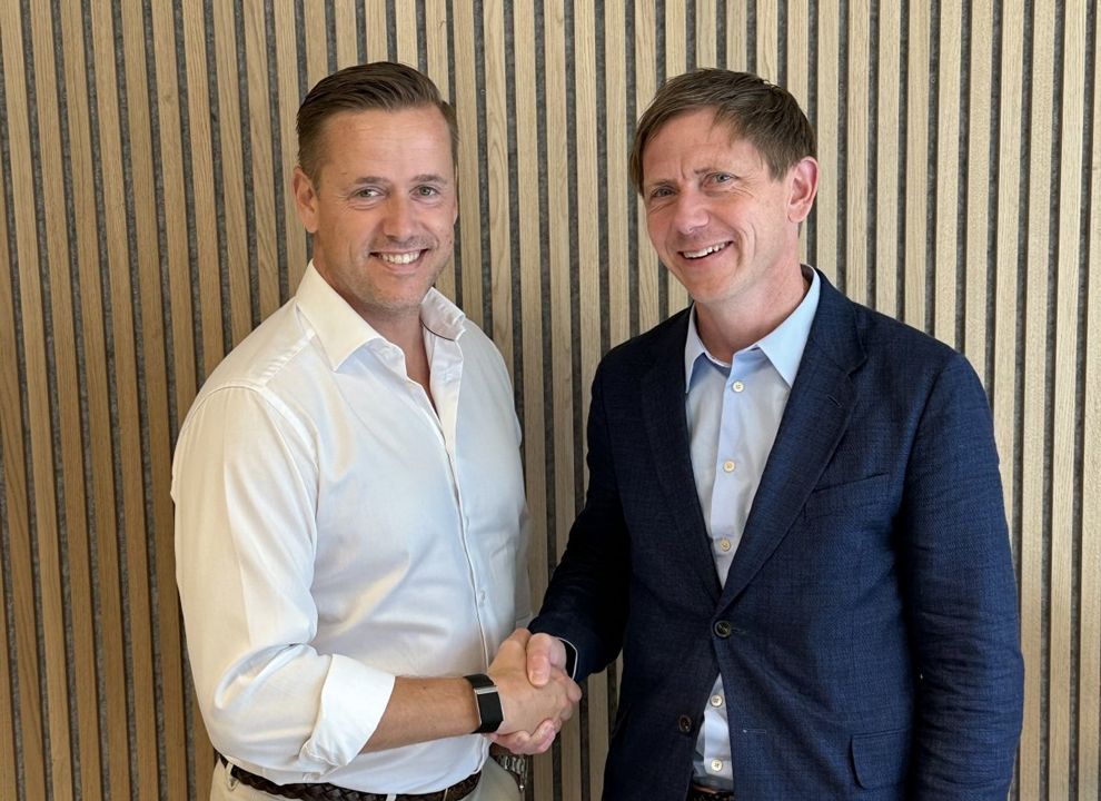 Lars Engbork och Filip Vanthöm skakar hand efter SuperOffice förvärv av i-Centrum