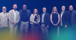 Prisutdelning på Pax8 Beyond EMEA 2025 med ledare och partnerföretag på scen