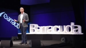 Rohit Ghai presenterar Barracuda Integrated Email Protection under ett Barracuda-evenemang om AI-driven e-postsäkerhet.