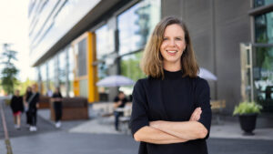 Karin Bengtsson, vd för Kista Science City, står utomhus i samband med lanseringen av den nationella dual-use-satsningen TACTIC som ska hjälpa svenska teknikbolag att nå försvarsmarknaden.