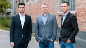 Die Kodesage-Gründer Gergely Dombi, György Balássy und Miklós Szabó nach der Investition des Unternehmens in die KI-gesteuerte Modernisierung geschäftskritischer IT-Systeme.