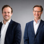 Rens Pennings, Chief Commercial Officer på TrustTech, och Thijs Vink, Chief of Enterprise Central & Southern Europe på Signicat, i samband med tillkännagivandet av det strategiska partnerskapet för återanvändbara digitala identiteter och privata digitala plånböcker i Europa.