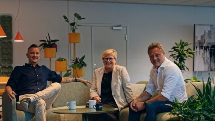 Carl Vikingsson och Niklas Malmros talar på Möbelriksdagen 2024 om innovation inom möbelindustrin