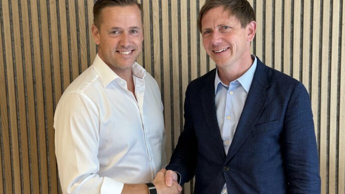 Lars Engbork och Filip Vanthöm skakar hand efter SuperOffice förvärv av i-Centrum