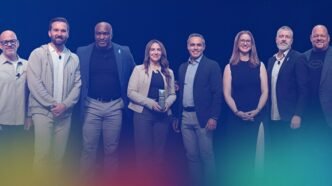Prisutdelning på Pax8 Beyond EMEA 2025 med ledare och partnerföretag på scen