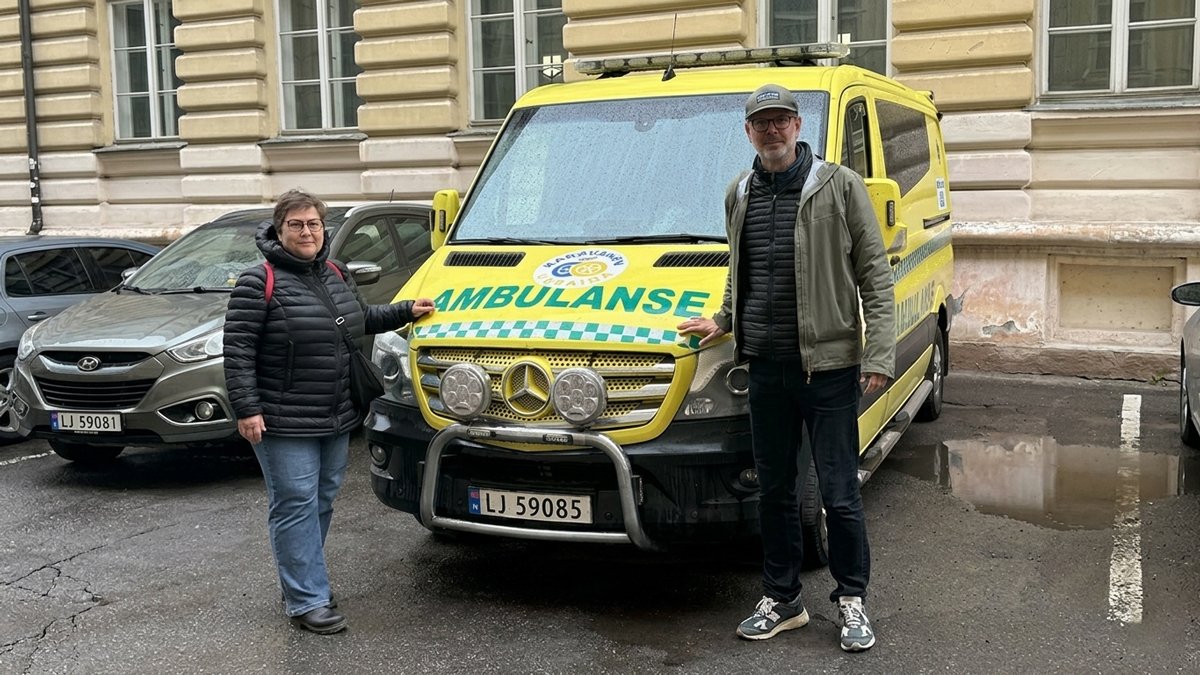 Patrik Åström framför den ambulans som Helio levererat till Ukraina