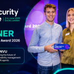 Konvu voittaa Cyber Startup Award 2026 -palkinnon Infosecurity Europessa Lucas Massonin ja Kirsty Kellyn kanssa