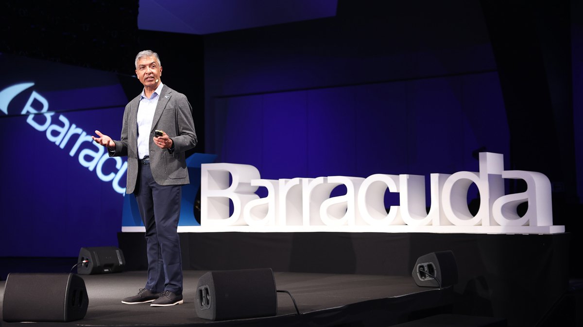 Rohit Ghai presenterar Barracuda Integrated Email Protection under ett Barracuda-evenemang om AI-driven e-postsäkerhet.