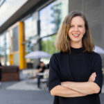 Karin Bengtsson, vd för Kista Science City, står utomhus i samband med lanseringen av den nationella dual-use-satsningen TACTIC som ska hjälpa svenska teknikbolag att nå försvarsmarknaden.