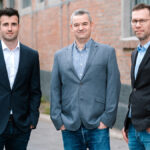 Kodesages grundare Gergely Dombi, György Balássy och Miklós Szabó efter bolagets investering för AI-driven modernisering av affärskritiska IT-system.