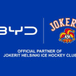 BYD och Jokerit Helsingfors tillkännager ett officiellt partnerskap. Bilden visar BYD:s logotyp tillsammans med Jokerit Helsingfors logotyp mot en blå bakgrund med texten "Official Partner of Jokerit Helsinki Ice Hockey Club".