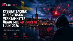 Cyberattacker mot svenska verksamheter ökade med 40 procent under juni 2026 enligt Check Point Research. Illustrationen visar en hacker framför en dator, Stockholms stadssiluett och en global cybersäkerhetskarta.