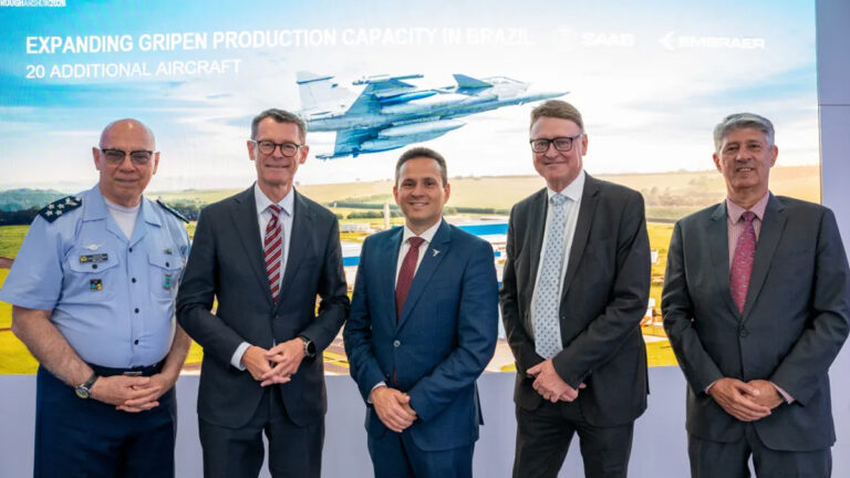 Repræsentanter fra Saab, Embraer, det brasilianske luftvåben og det svenske forsvarsministerium ved offentliggørelsen af den nye principaftale om udvidet produktionskapacitet for Gripen i Brasilien.