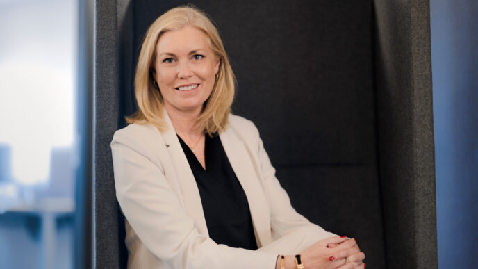 Combitech stärker totalförsvaret med NATO-avtal och satsningar på AI och cybersäkerhet | IT-Branschen Jessica Öberg, vd för Combitech, i ett företagsporträtt med fokus på bolagets satsningar inom AI, cybersäkerhet, totalförsvar och kritisk digital infrastruktur.