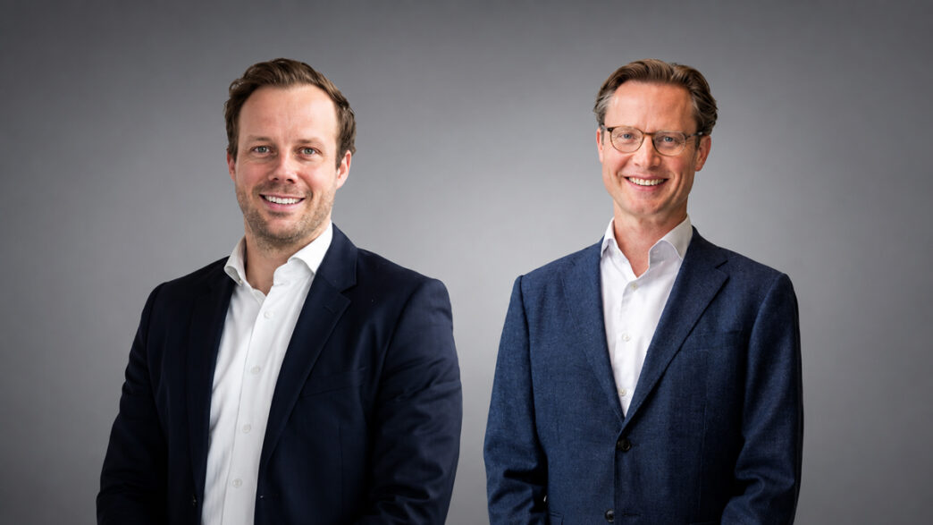 Rens Pennings, Chief Commercial Officer på TrustTech, och Thijs Vink, Chief of Enterprise Central & Southern Europe på Signicat, i samband med tillkännagivandet av det strategiska partnerskapet för återanvändbara digitala identiteter och privata digitala plånböcker i Europa.