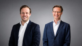 Rens Pennings, Chief Commercial Officer hos TrustTech, og Thijs Vink, Chief of Enterprise Central & Southern Europe hos Signicat, i forbindelse med annonceringen af det strategiske partnerskab for genanvendelige digitale identiteter og private digitale tegnebøger i Europa.
