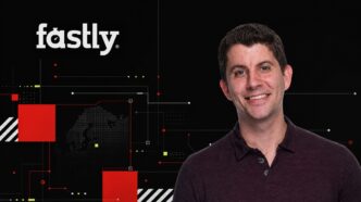 Marshall Erwin, sikkerhetssjef hos Fastly, med Fastlys offisielle hvite logo og grafiske nettsikkerhetsmiljø