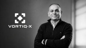 Porträtt i svartvitt av Raymond Steen, grundare av Vortiq-X