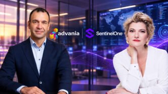 Advania och SentinelOne stärker AI-driven cybersäkerhet. Niklas Chachalatos och Blanca Galletero framför företagens logotyper.